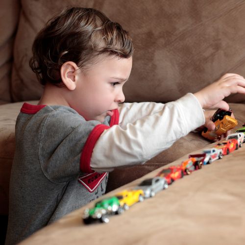Dziecko układa zabawki w rzędzie – czy to autyzm?