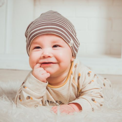 Podnoszenie główki u niemowlaka – kiedy się martwić?